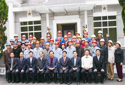 2004年10月，中共中央政治局常委、 國家副主席曾慶紅（第一排中）視察中國